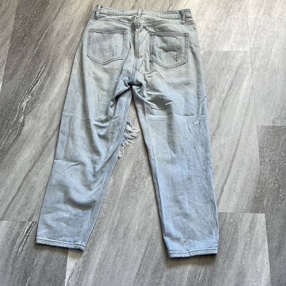 Light wash high rise mom jeans size 6 Wild Fable w/ rips - Picture 4 of 10
